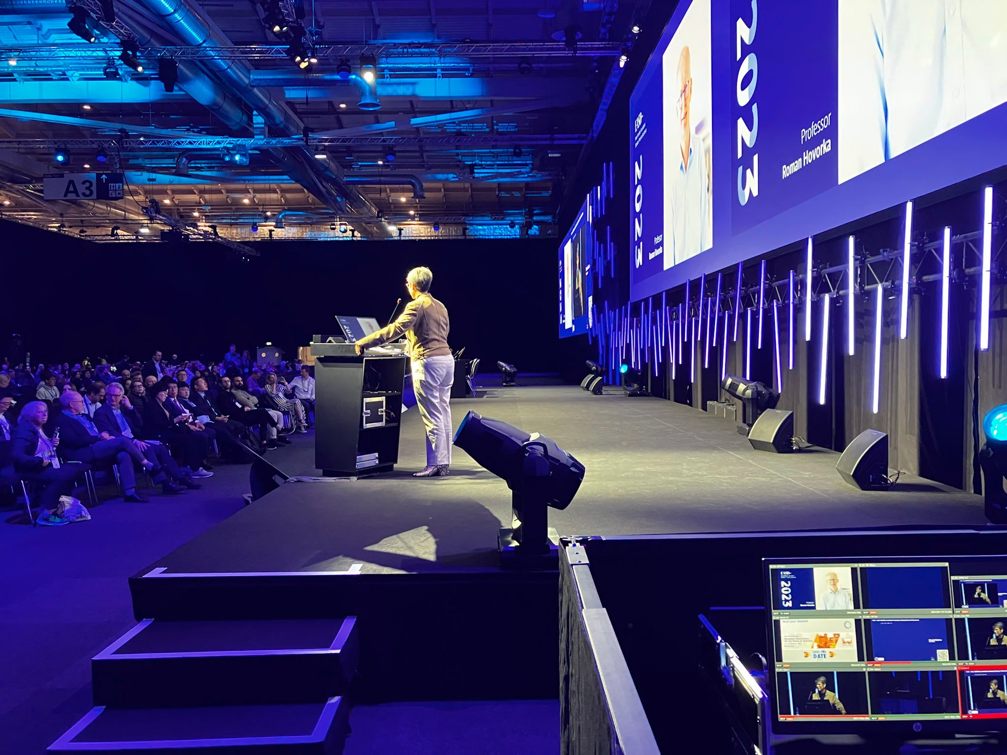 ongoing-session-speaker-with-room-technician-2023 2.048 x 1.536